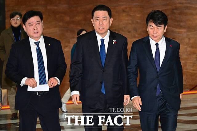 국민의힘은 특검의 '편파 수사' 논란을 부각하며 총공세에 나섰지만, 민주당은 해당 의혹은 특검의 수사 대상이 아니라고 반박했다. 왼쪽부터 윤종군 의원, 김 원내대표, 문진석 원내운영수석부대표./남윤호 기자