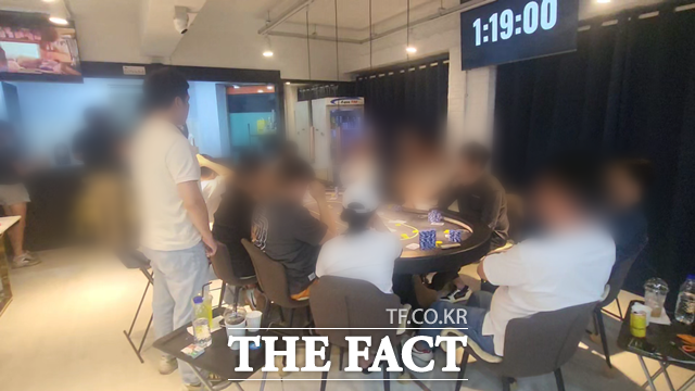 경찰에 적발된 불법 환전 도박장. /부산경찰청