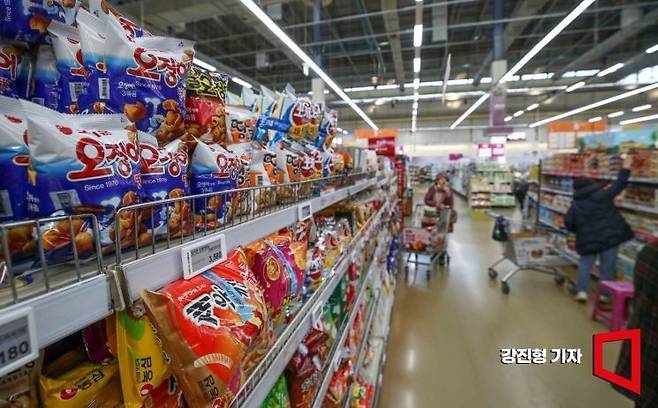 서울 서초구 한 마트에 과자가 진열돼 있다.