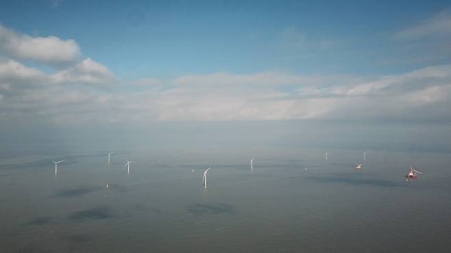 전남 영광 앞바다에 낙월해상풍력 발전기 7기가 설치됐다. / 낙월블루하트 제공