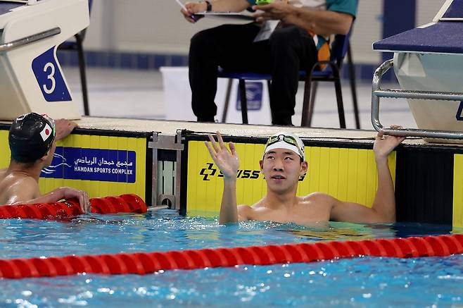 손지원이 두바이 아시아 장애 청소년 경기 대회 수영 남자 자유형 200m 주니어부에서 2위를 한 뒤 기록을 확인하고 있다. /KPC