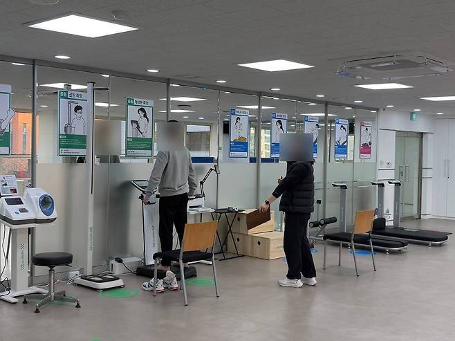 10일 오후 2시쯤 서울 송파구 보건소 내 체력인증센터에서 한 시민이 체성분을 측정하고 있다. /이유경 기자
