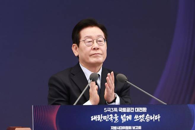 이재명 대통령이 지난 8일 용산 대통령실에서 열린 지방시대위원회 보고회에서 김경수 지방시대위원장 발표 후 박수치고 있다. ⓒ연합뉴스