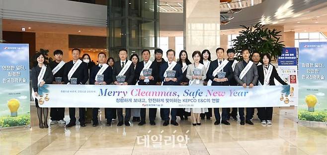 한국전력기술은 9일 김천 본사에서 사장과 상임감사를 비롯한 전 경영진이 참여한 가운데 '청렴·안전 합동 출근길 캠페인'을 실시했다.ⓒ한전기술