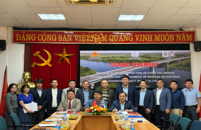 이상현 일성건설 동남아본부장(좌)/ 베트남 PMU2 사장 Le Thang(가운데)/ 베트남 탕롱사 부사장 Nguyen Anh Van(우)