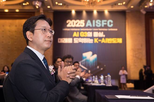 배경훈 부총리 겸 과학기술정보통신부 장관이 10일 오전 서울 중구 롯데호텔에서 열린 '2025 인공지능반도체 미래기술 컨퍼런스' 에서 참석자 소개를 듣고 있다. 과학기술정보통신부 제공