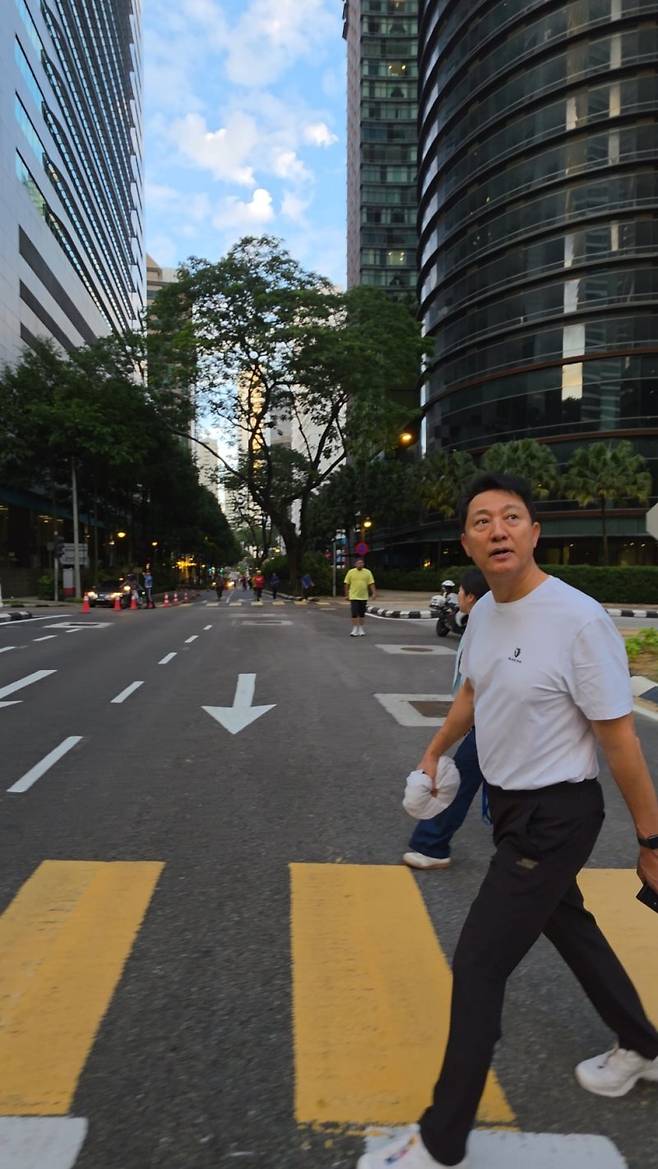 오세훈 서울시장이 지난 7일 쿠알라룸푸르 '카프리 모닝'이 진행되고 있는 거리를 둘러보고 있다. 서울시 제공