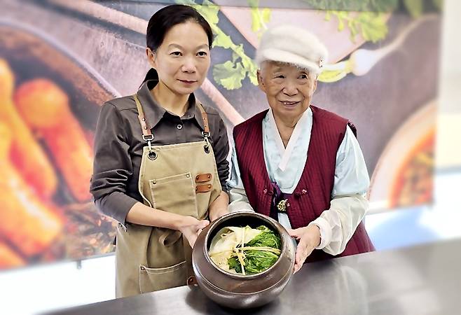 반지 김치의 오숙자 명인과 딸 윤다슬 전수자가 반지 김치를 보이고 있다.