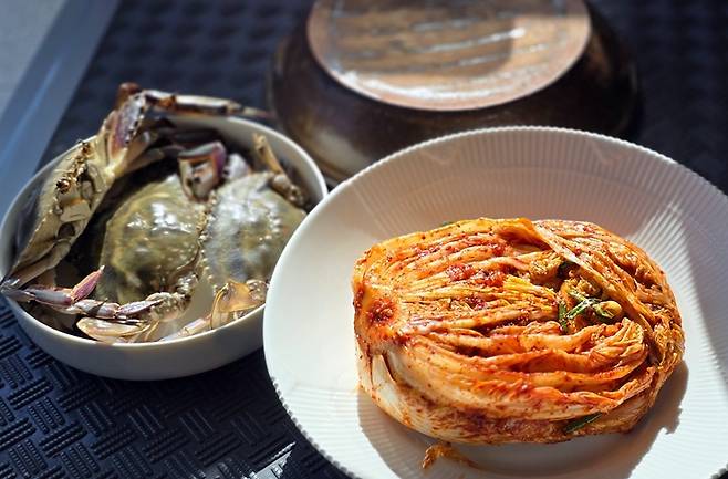 꽃게 보쌈김치. 꽃게가 참 먹음직스럽다.