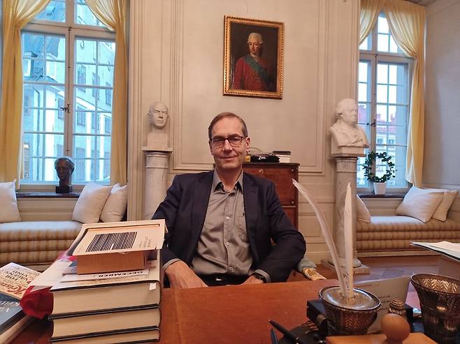 스웨덴 한림원의 상임 사무처장 마츠 말름이 9일 오전(현지 시각) 한겨레와 인터뷰하고 있다. 그는 자신이 발표한 지난해 노벨 문학상 수상 작가 한강의 작품 가운데 소설 ‘작별하지 않는다’(스웨덴어판 ‘Jag tar inte farväl’)를 가장 애독한다고 말했다. 임인택 기자 imit@hani.co.kr