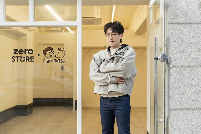 인터뷰 당시 ‘제로 스토어 망원성산 디모데점’ 오픈 준비가 한창인 매장 앞에 선 허디모데 대표. 매장은 지난 5일에 정식으로 문을 열었다. 월드비전 제공