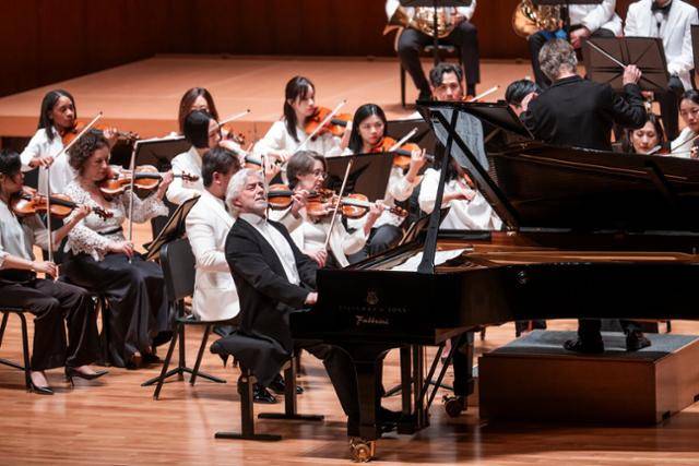 피아니스트 크리스티안 지메르만이 지난 6월 27일 서울 예술의전당 콘서트홀에서 뉴욕 필하모닉과 베토벤 피아노 협주곡 4번을 연주하고 있다. 마스트미디어 제공