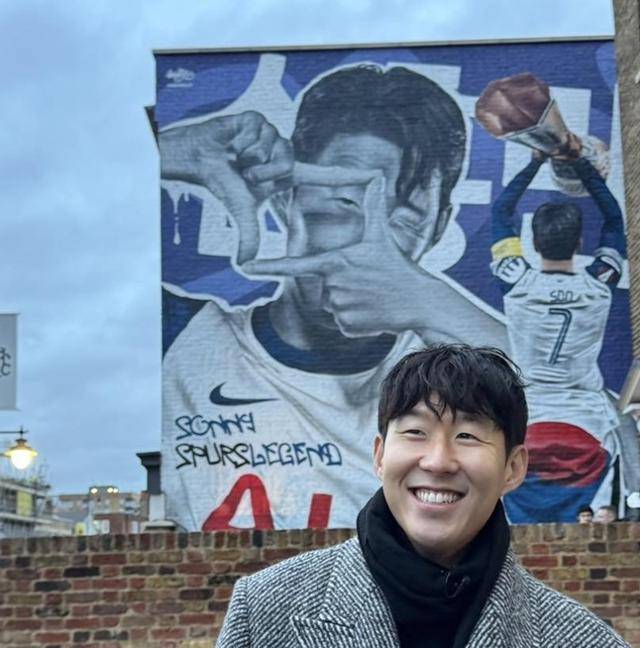 손흥민이 자신의 벽화 앞에서 활짝 웃으며 기념촬영을 하고 있다. 토트넘 SNS 캡처