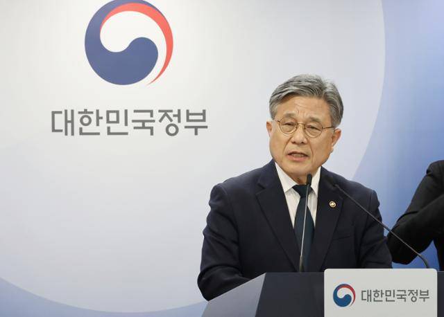 허민 국가유산청장이 10일 정부서울청사에서 내년 7월 부산에서 열리는 '제48차 유네스코 세계유산위원회' 추진 계획을 발표하고 있다. 뉴시스