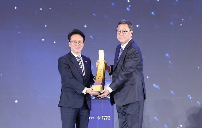 이규복(오른쪽) 현대글로비스 대표이사가 60억 달러 수출의 탑을 수여받고 있다. 현대글로비스 제공