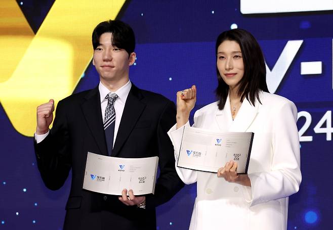 2024-2025 V리그 시상식이 14일 오후 서울 서대문구 스위스그랜드호텔 컨벤션홀에서 열렸다. 시상식 후 MVP 허수봉과 감연경이 트로피를 들고 포즈를 취하고 있다. 김민규 기자 mgkim1@edaily.co.kr /2025.04.14/