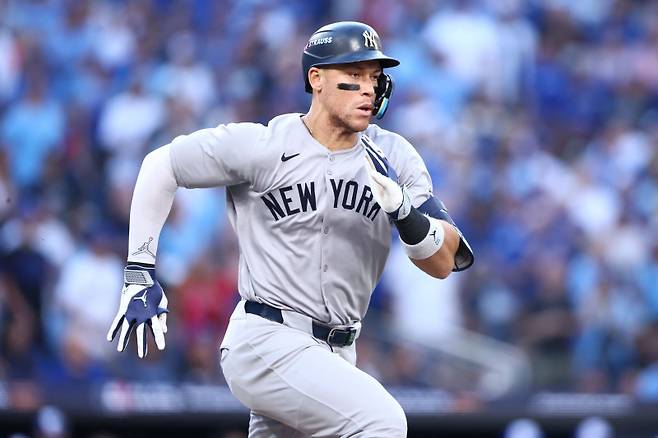 <yonhap photo-3065=""> TORONTO, ONTARIO - OCTOBER 05: Aaron Judge #99 of the New York Yankees hits a single during the sixth inning in game two of the American League Division Series against the Toronto Blue Jays at Rogers Centre on October 05, 2025 in Toronto, Ontario. Vaughn Ridley/Getty Images/AFP (Photo by Vaughn Ridley / GETTY IMAGES NORTH AMERICA / Getty Images via AFP)/2025-10-06 07:33:08/ <저작권자 ⓒ 1980-2025 ㈜연합뉴스. 무단 전재 재배포 금지, AI 학습 및 활용 금지></yonhap>