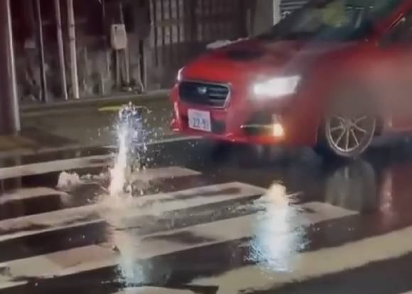 지진으로 인해 도로에 물이 역류하고 있다. [사진=X 갈무리]