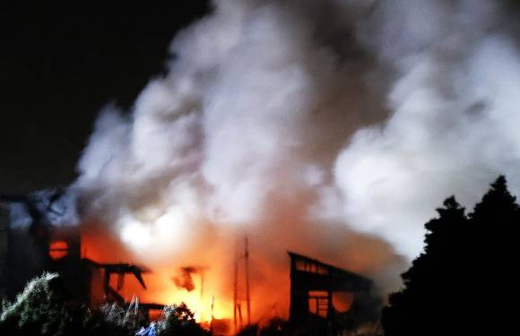 지난 8일 일본 아오모리현 앞바다에서 규모 7.5의 강진으로 주택이 불타고 있다. [사진=EPA/연합뉴스]