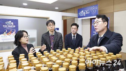 정명근 시장이 10일 ‘먹거리 기본보장코너(그냥드림)’를 찾아 상품 접근성 등 운영 전반에 대해 점검하고 있다. [사진=화성시]