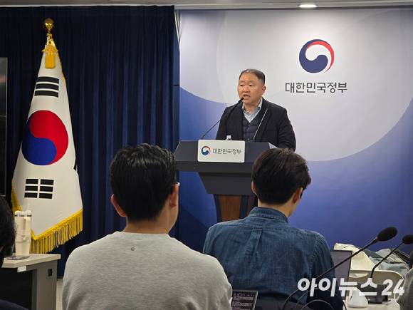 10일 정부서울청사에서 열린 이동통신 주파수 재할당 세부 정책방안 브리핑에서 남영준 과학기술정보통신부 주파수정책과장이 취재진 질의에 답변하고 있다. [사진=안세준 기자]