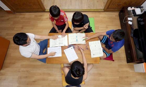 경남 창원시 샬롬청소년회복센터에서 자원봉사자(왼쪽)가 시설 위탁 소년을 가르치는 모습. 센터는 소년법상 1호 처분인 보호자 감호위탁 처분을 받은 청소년을 위탁 보호하면서 이들의 사회 적응을 돕는다. 중앙포토