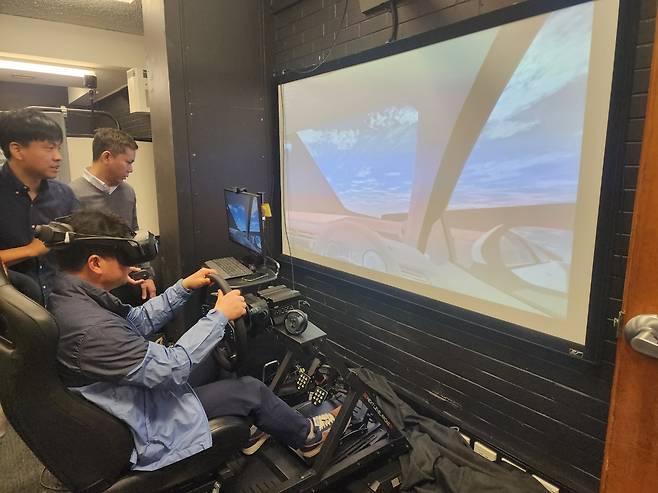 호주 시드니의 뉴사우스웨일즈대에 마련된 주행시뮬레이터. 시드니=강갑생 기자