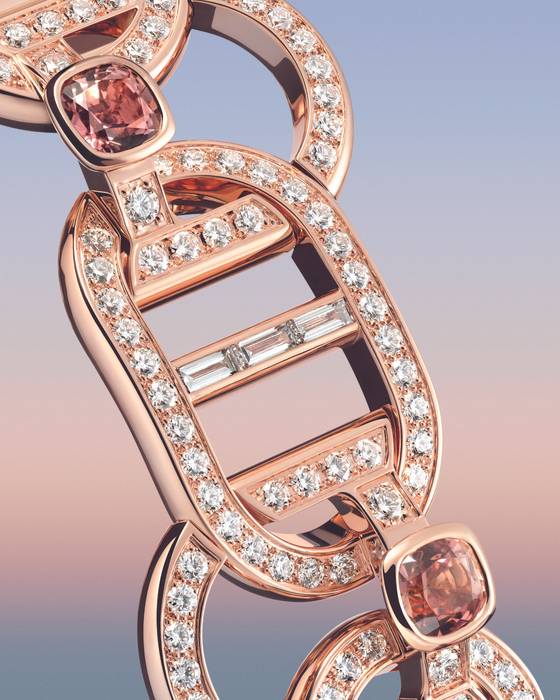 에르메스를 대표하는 쉔 당크르 모티브를 이은 링크 디자인이 특징이다. 다양하게 커팅한 스톤을 세팅해 입체감이 돋보인다. 사진 에르메스