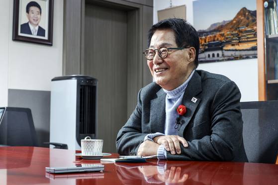 박지원 더불어민주당 의원이 9일 오전 국회 의원회관에서 중앙일보와 인터뷰하고 있다. 김성룡 기자