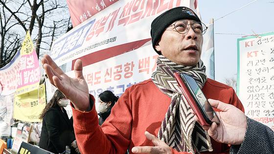 7일 용산 대통령실 앞에서 김성철씨는 삭발한 머리 위에 모자를 쓰고 시위에 임했다. 그는 “항공철도사고조사위원회가 최소한의 자료조차 공개하지 않으면서 무조건 ‘오염된다’는 주장만 하니 유족들이 대통령실 앞에서 삭발하고 릴레이 시위에 나선 것”이라며 “이재명 정부가 참사 원인을 투명하게 규명하고 책임자 문책을 제대로 해주길 촉구한다”고 했다. 김경록 기자