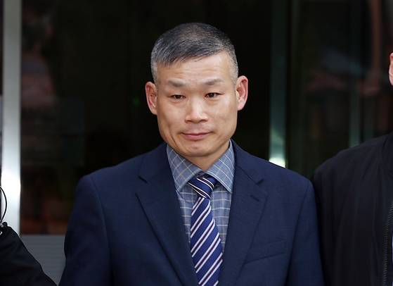 채상병 순직 및 수사 외압·은폐 의혹의 핵심 피의자인 김동혁 전 국방부 검찰단장이 지난 10월 23일 오후 서초구 서울중앙지방법원에서 열린 구속 전 피의자 심문(영장실질심사)을 마친 뒤 법원을 나서고 있다. 뉴스1