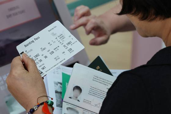 인천국제공항 제1여객터미널에서 삿포로로 향하는 여행객이 셀프체크인으로 발권한 항공권을 확인하고 있다. 연합뉴스