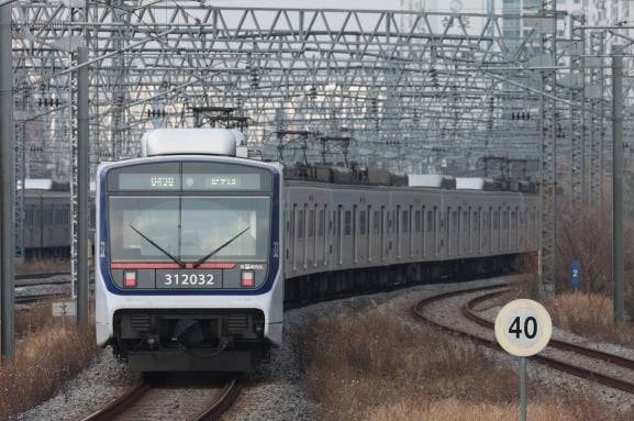 전국철도노동조합이 예고한 무기한 총파업이 하루 앞으로 다가온 10일 경기 오산시 수도권 전철 1호선 서동탄역에서 전동차가 출발하고 있다. 철도노조가 이날까지 2025년 임금 교섭의 핵심 요구 3가지가 해결되지 않을 경우 오는 11일 오전 9시부터 무기한 총파업에 돌입한다고 예고했다. 뉴스1