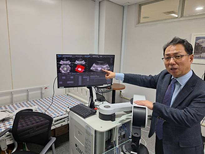 세계 최초로 집속초음파를 이용한 췌장암 치료 의료기기를 개발한 이학종 아이엠지티 대표(분당서울대병원 의생명연구원장)가 초음파 기술에 대해 설명하고 있다. 안대규 기자