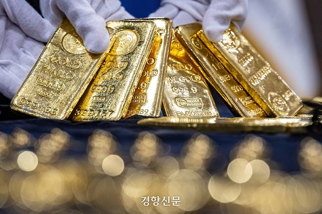 지난 3월 인천 중구 인천공항세관 수출입통관청사에서 직원들이 압수한 금을 공개하고 있다. 이준헌 기자