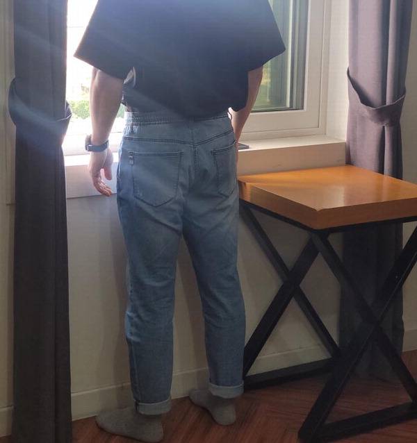 지난 7월 부산 한 숙박업소 창문을 통해 20대 남성이 추락해 숨지는 사건이 발생했다. 사진은 해당 숙박업소의 모습. 창대가 성인 골반 높이 정도다.  독자 제공