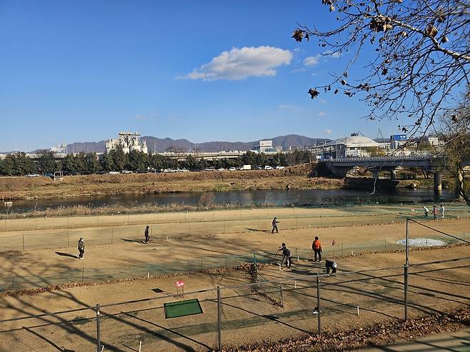 A distant view of the park golf course in Segok-dong, Gangnam-gu. (Choi Jae-hee / The Korea Herald)