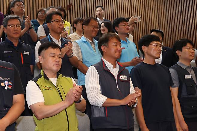 Members of the Korean Confederation of Trade Unions, celebrate with Progressive Party members after the National Assembly passed the amendment to the Labor Union and Labor Relations Adjustment Act, known as the Yellow Envelope Bill, during a plenary session on Aug. 24. [YONHAP]