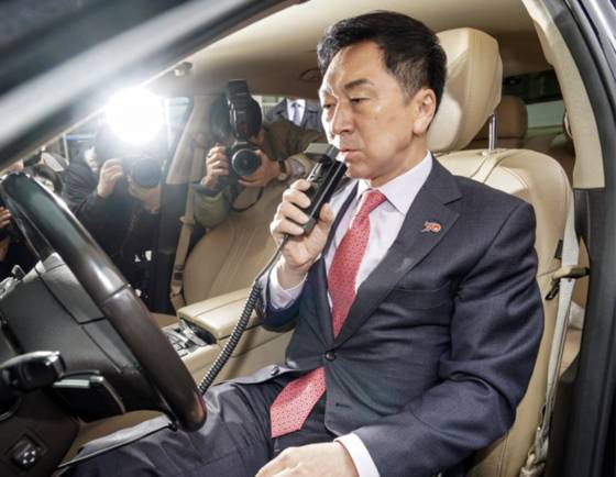 Conservative People Power Party Rep. Kim Gi-hyeon demonstrates how to use a breathalyzer installed in a vehicle in April 2023. [SCREEN CAPTURE]