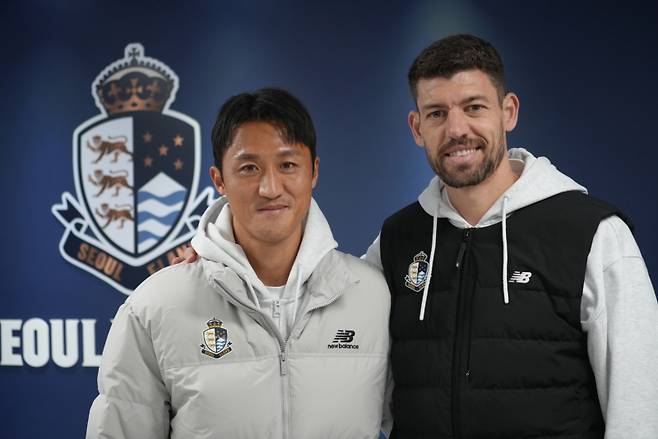 서울 이랜드와 재계약한 (왼쪽부터) 김오규와 오스마르. 서울 이랜드 제공