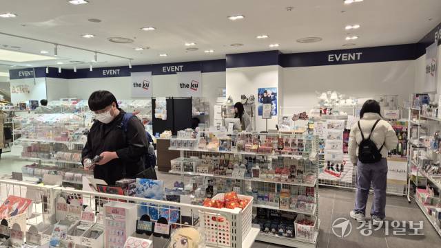 9일 산리오, 짱구, 나루토 등 인기 IP 굿즈가 모인 AK플라자 수원점 ‘더쿠’ 팝업스토어에서 시민들이 물건을 구경하고 있다. 금유진기자