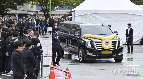 민중기 특별검사팀의 조사를 받은 뒤 숨진 채 발견된 양평군 공무원 A씨의 영결식이 진행된 14일 오전 양평군청에서 영결식을 마친 후 조문객들이 떠나는 운구차를 향해 묵념을 하고 있다. 경기일보DB