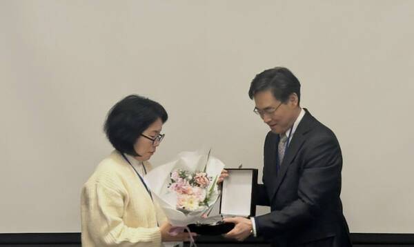 박혜영 ㈜이비티아이 대표(왼쪽)가 ‘2025 국민대학교 산학연협력 페스티벌’에서 인공지능(AI) 분야 우수 산학기업으로 선정된 뒤 손진식 국민대학교 산학협력단장으로부터 증서를 전달받고 있다. ㈜이비티아이 제공