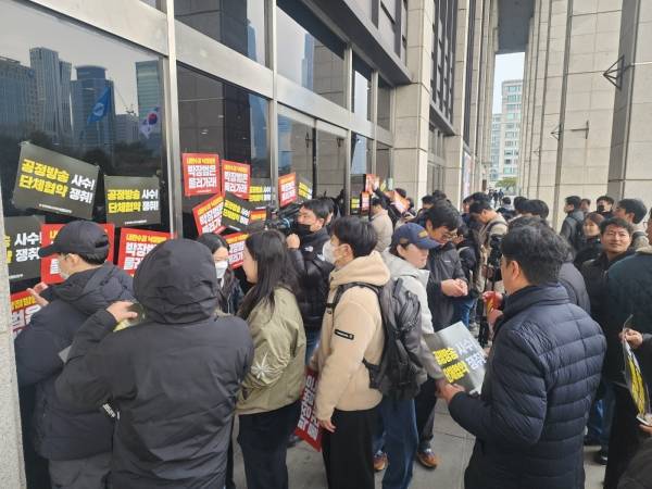 ▲10일 오전 서울 영등포구 여의도 KBS 본관 앞에서 전국언론노동조합 KBS본부가 쟁의행위 돌입을 선포하는 기자회견을 진행한 뒤 본관 출입구에 피켓을 부착하고 있다. 사진=노지민 기자