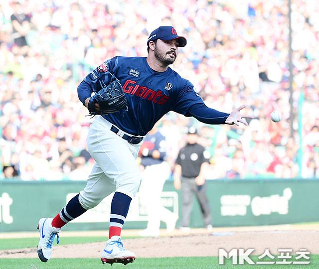 6월 14일 오후 인천 SSG랜더스필드에서 ‘2025 신한 SOL뱅크 KBO 리그’ 롯데 자이언츠와 SSG 랜더스 경기가 열렸다. 1회말 2사 1루에서 롯데 선발 감보아가 SSG 고명준의 타구를 처리하고 있다. 사진=김영구 기자