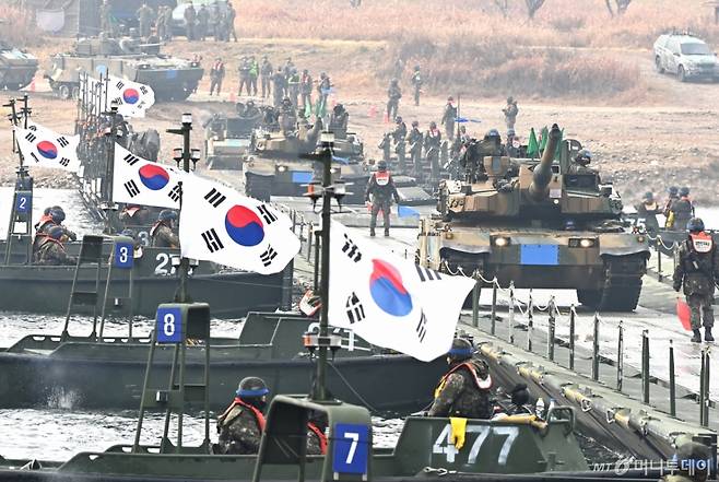'2025 호국훈련'의 일환으로 지난 11월25일 경기 여주시 연양동 남한강에서 실시된 도하훈련에서 육군 제8기동사단 K2 전차가 7공병여단 장병들이 구축한 부교를 도하하고 있다. / 사진=뉴시스