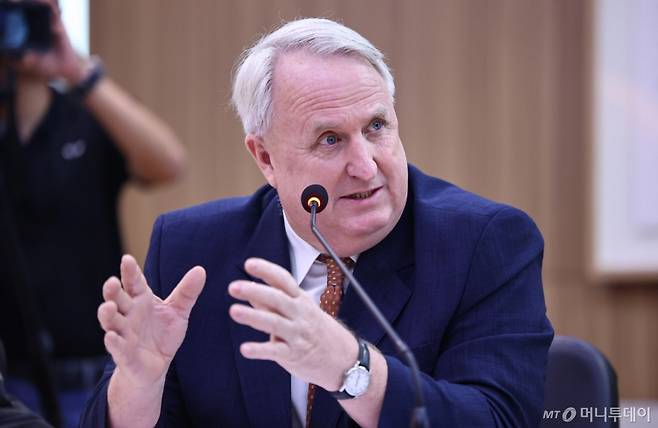 (프놈펜(캄보디아)=뉴스1) 김도우 기자 = 인요한 의원이 22일(현지시간) 캄보디아 프놈펜 주캄보디아 한국 대사관에서 열린 외교통일위원회 주캄보디아대사관·주베트남대사관·주태국대사관·주라오스대사관에 대한 국정감사에서 질의를 하고 있다. 2025.10.22/뉴스1  Copyright (C) 뉴스1. All rights reserved. 무단 전재 및 재배포,  AI학습 이용 금지. /사진=(프놈펜(캄보디아)=뉴스1) 김도우 기자