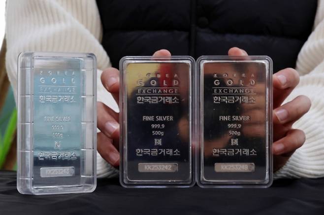 [서울=뉴시스] 이영환 기자 = 은값 상승 랠리가 이어지고 있는 9일 오후 서울 종로구 한국금거래소에서 직원이 실버바를 선보이고 있다.  뉴욕상품거래소와 런던금속거래소에 따르면 지난 5일(현지시간) 국제 은값(선물)은 온스당 59.05달러(약 8만700원)로 처음으로 60달러 선에 근접했다. 2025.12.09.