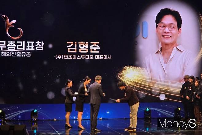 크래프톤 산하 인조이스튜디오의 김형준 대표이사 겸 'inZOI(인조이)' 총괄 디렉터가 오늘 문화체육관광부가 주최하는 '2025 대한민국 콘텐츠 대상'에서 해외진출유공 부문 국무총리표창을 수상했다. /사진=김미현 기자