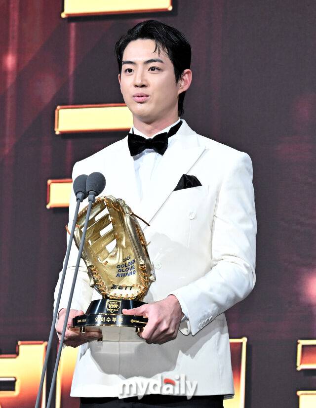 삼성 구자욱이 9일 오후 서울 잠실 롯데호텔에서 진행된 '2025 KBO 골든글러브 시상식'에서 외야수 골든글러브를 수상하고 있다. 포지션별 최고 선수를 가리는 '2025 KBO 골든글러브 시상식'은 투수와 포수, 지명타자, 1루수, 2루수, 3루수, 유격수, 외야수(3명) 등 총 10개 부문에 걸쳐 최고의 선수를 가린다./잠실 = 송일섭 기자